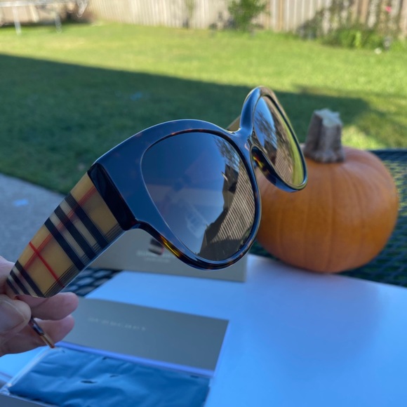 Burberry Accessories - Burberry sunglasses 🕶🔥💥👌